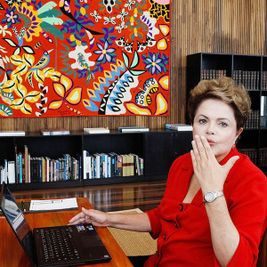 A Presidenta Dilma manda beijo aos internautas