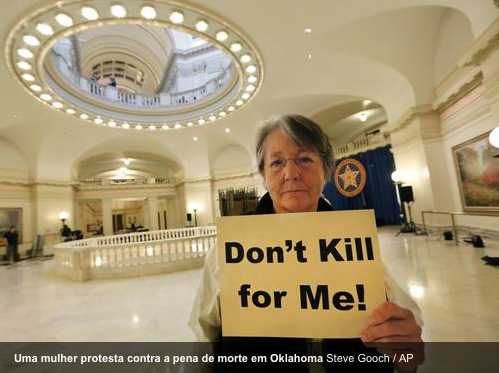 Uma mulher protesta contra a pena de morte em Oklahoma Steve Gooch : AP