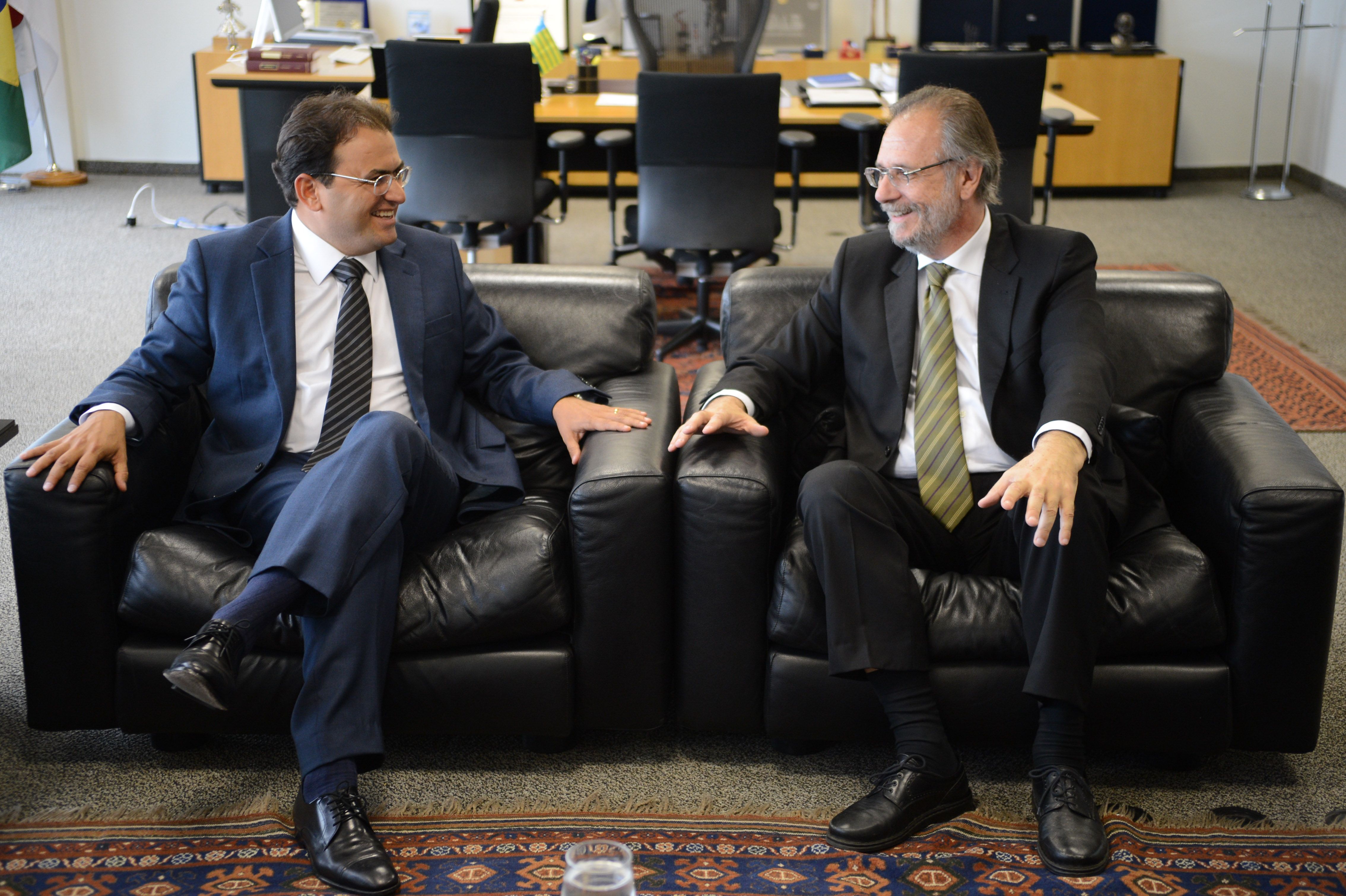 O ministro da Secretaria-Geral da Presidência, Miguel Rossetto e o presidente da OAB, Marcus Vinicius Furtado Coêlho