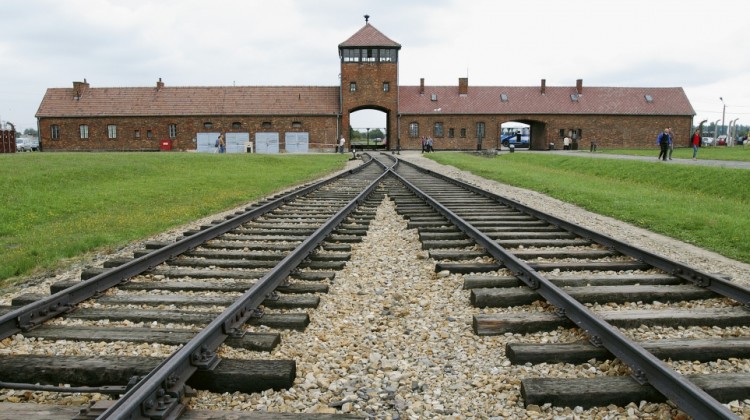 auschwitz-entrance