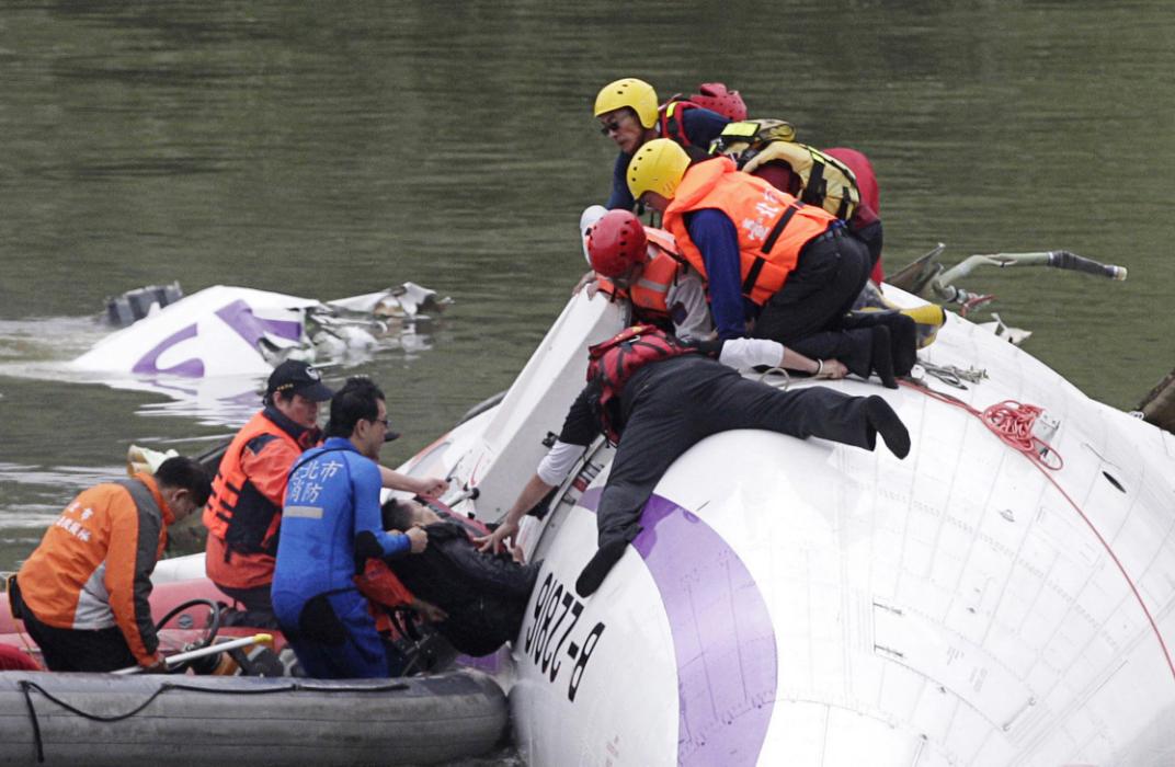 O resgate de alguns passageiros no rio