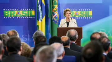 Brasília - DF, 17/03/2016. Presidenta Dilma Rousseff durante cerimônia de posse dos novos Ministros de Estado Chefe da Casa Civil, Luiz Inácio Lula da Silva; da Justiça, Eugênio Aragão; da Secretaria de Aviação Civil, Mauro Lopes e do Chefe de Gabinete Pessoal da Presidenta da República, Jaques Wagner. Foto: Roberto Stuckert Filho/PR