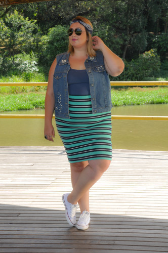 look plus size com listras estilo curvas