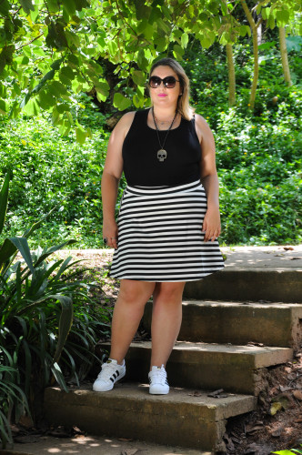 look plus size com listras estilo curvas