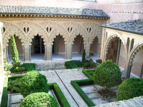 800px-Patio_de_Santa_Isabel